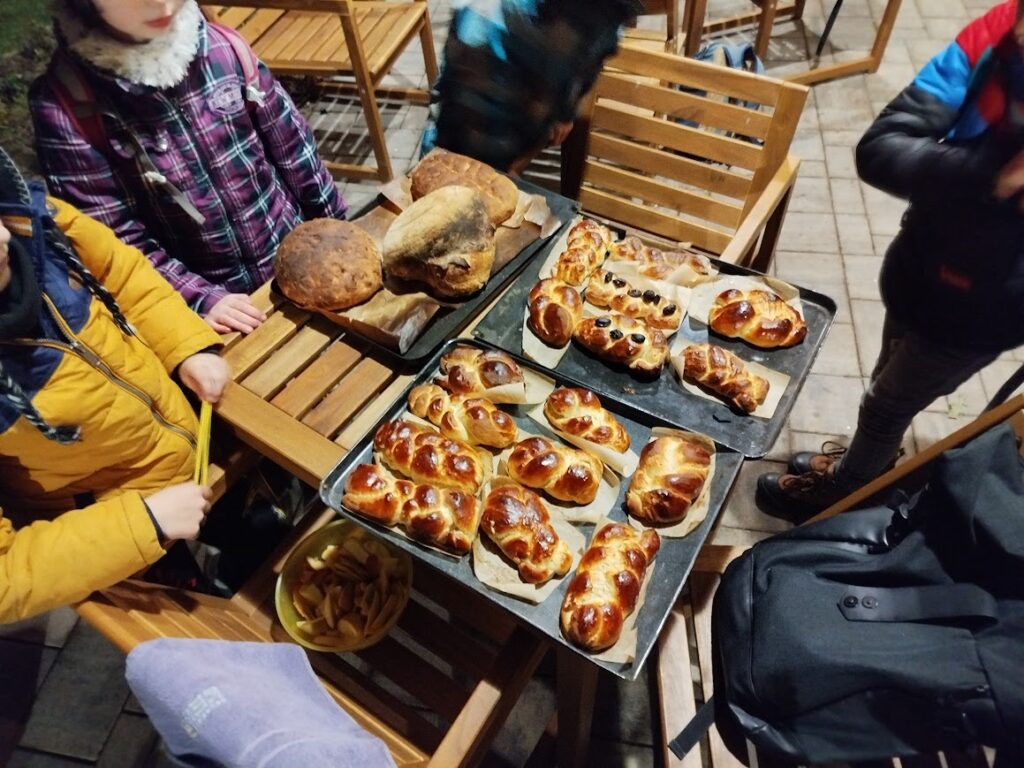 Pekař peče housky